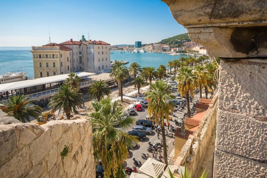 Split óvárosa kikötővel és tengerre néző kilátással Horvátországban