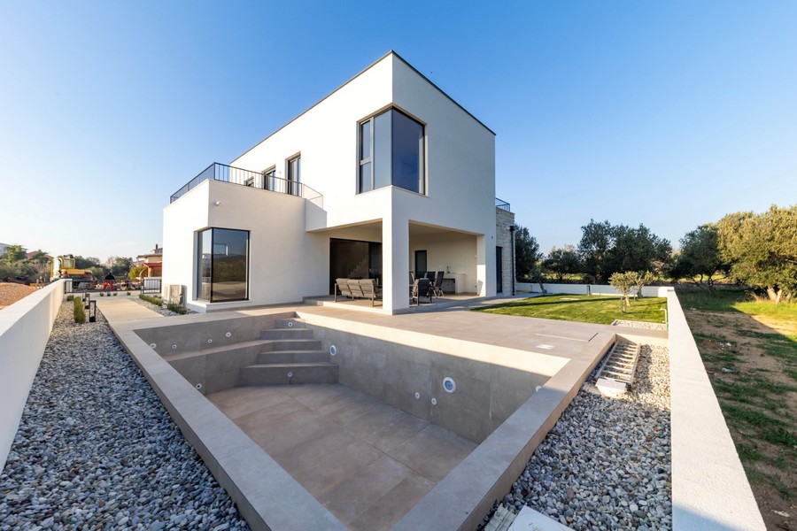 H3880 villa úszómedencével Zadar közelében eladó.